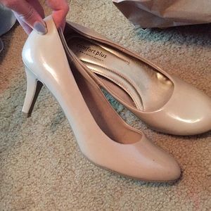 Nude pumps